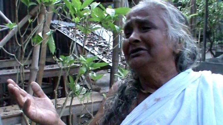 হামলার শিকার এক বৃদ্ধা