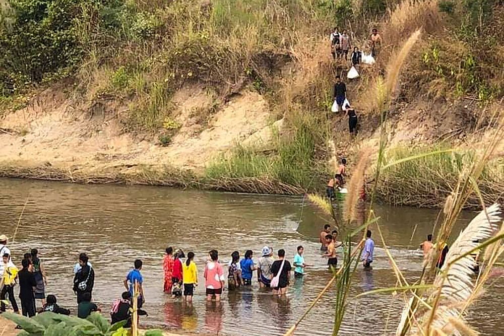 “Horrified” U.N. official condemns reported killings in Myanmar  People fleeing due to fighting between the military and the Karen National Union (KNU) cross a river in Karen state, along the Thai Myanmar border. (AFP)