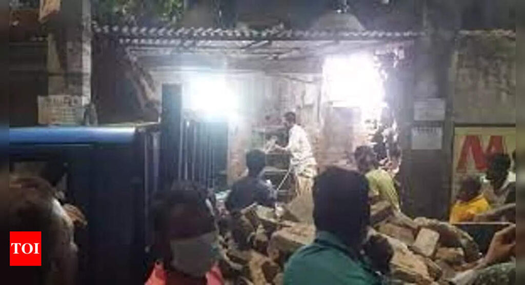 bangladesh:  ISKCON Radhakanta temple ‘vandalised’ in Bangladesh’s Dhaka, several injured – Times of India bangladesh:  ISKCON Radhakanta temple 'vandalised' in Bangladesh's Dhaka, several injured - Times of India
